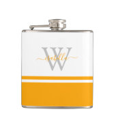 Moderne Trendy Monogram Script Orange Flachmann (Vorderseite)