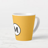 Moderne trendy Mustard Yellow Monogram Milchtasse (Rechte Ecke)