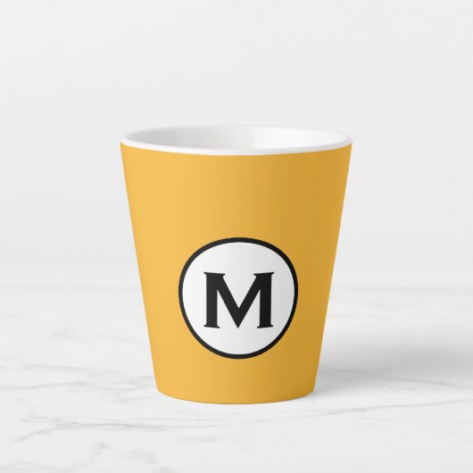 Moderne trendy Mustard Yellow Monogram Milchtasse (Vorderseite)