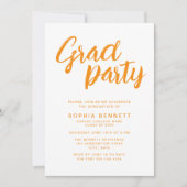 Moderne Trendy Orange Brush Script Graduation Part Einladung (Vorderseite)