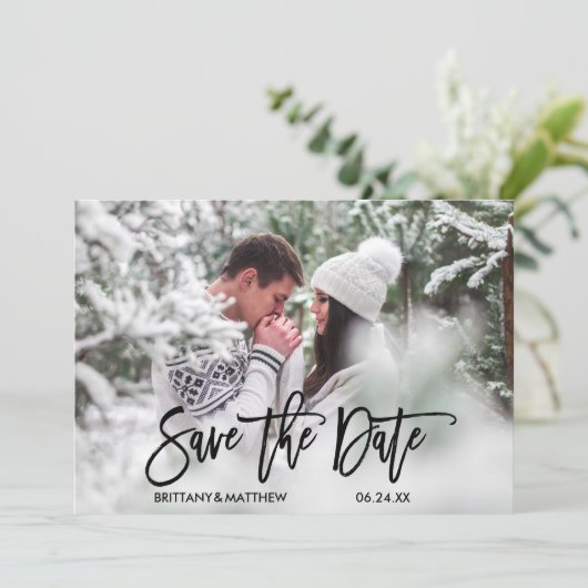 Moderne Trendy Pinsel Script Couple Foto Verlobung Save The Date (Stehend Vorderseite)