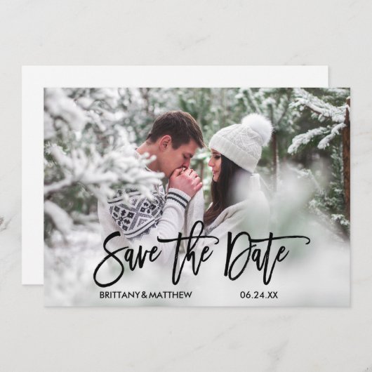 Moderne Trendy Pinsel Script Couple Foto Verlobung Save The Date (Vorne/Hinten)