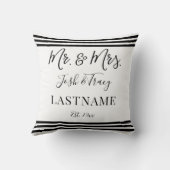 Moderne Trendy Script Personalisiert Mr. and Mrs. Kissen (Rückseite)