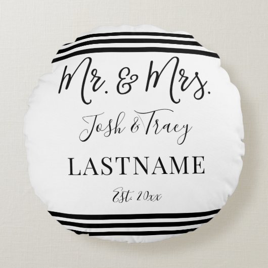 Moderne Trendy Script Personalisiert Mr. and Mrs. Rundes Kissen (Vorderseite)