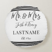 Moderne Trendy Script Personalisiert Mr. and Mrs. Rundes Kissen (Rückseite)
