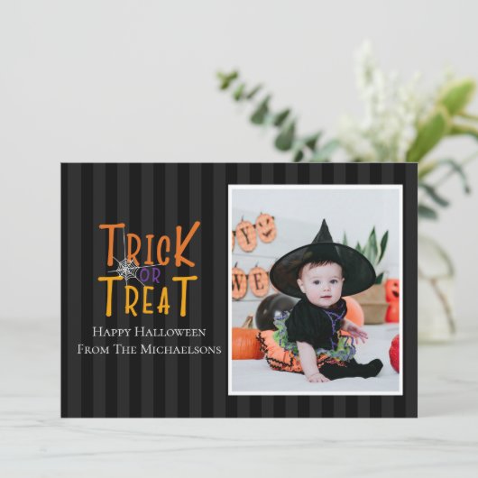Moderne Trick- oder Treat Halloween-Fotokarte Ankündigung (Stehend Vorderseite)