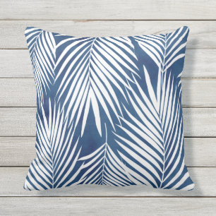 Moderne Tropic Blue White Palm Blätter Außenpool Kissen