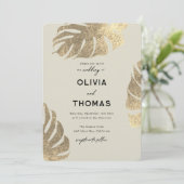 Moderne Tropical Gold Elegante Foliage Chic Hochze Einladung (Stehend Vorderseite)