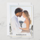 Moderne Tropical Leaf Gold Foto Beach Hochzeit Einladung (Rückseite)