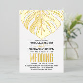 Moderne Tropical Swiss Cheese Leaf Gold Wedding Folieneinladung (Stehend vorne)