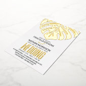 Moderne Tropical Swiss Cheese Leaf Gold Wedding Folieneinladung (Gedreht)