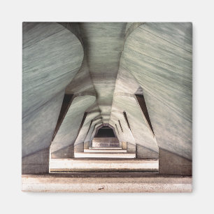 Moderne Tunnelarchitektur aus Beton – Abstrakt Urb Magnet