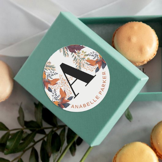 Moderne Typografie Autumn Leaves Name Monogram Runder Aufkleber