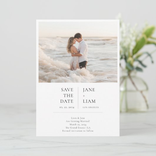 Moderne Typografie Beach Foto Hochzeit in Urlaubso Save The Date (Stehend Vorderseite)