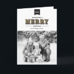 Moderne Typografie Black and Gold Christmas Card Feiertagskarte<br><div class="desc">Diese moderne typografische,  gefaltete Weihnachtskarte verfügt über ein Band-Tab mit dem Jahr und "MERRY" in einem schwarz-goldgravierten Schriftart.</div>