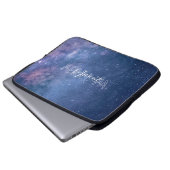 Moderne Typografie Blaue Lila Galaxie Laptopschutzhülle (Vorne Knopf)