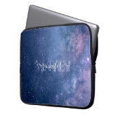 Moderne Typografie Blaue Lila Galaxie Laptopschutzhülle (Vorderseite Links)