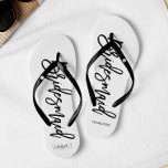 Moderne Typografie "Bridesmaid" Badesandalen<br><div class="desc">Personalisierte Brautparty-Flip-Flops mit einer stilvollen und trendigen Schrift-Typografie. Passen Sie mit dem Monogramm der Braut und des Bräutigams, dem Hochzeitsdatum und dem Namen der Brautjungfrau für ein freundliches Design an! Suchen Sie nach einer benutzerdefinierten Farbe? Kein Problem! Senden Sie einfach Ihre Anfrage an heartlockedstudio unter gmail dot com und wir...</div>