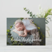 Moderne Typografie Custom Foto Birth Ankündigung (Stehend Vorderseite)