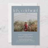 Moderne Typografie Dusty Blue 2 Foto Abschluss Einladung (Rückseite)