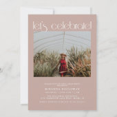 Moderne Typografie Dusty Pink 2 Foto Abschluss Einladung (Rückseite)