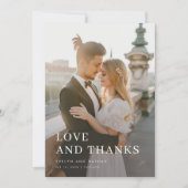 Moderne Typografie Einfache Overlay-Foto Hochzeit Dankeskarte (Vorderseite)