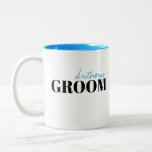 Moderne Typografie Einfache Personalisierte Tasse<br><div class="desc">Eleganter moderner minimalistischer Typografie-Bräutigam und Namensdesign in Schwarz und Blau,  einfach und einzigartig. Große Bräutiggifte und frisch vermählte Paar Geschenke. Siehe dazu passende Tasse in der Sammlung. Passen Sie die Tasse und Textfarbe Ihrer Wahl an.</div>