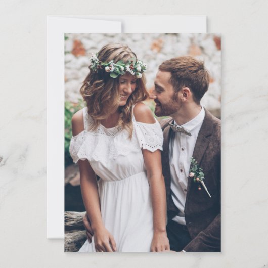 Moderne Typografie Erlangung einer Hochzeit im Fot Einladung (Rückseite)