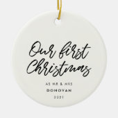 Moderne Typografie Erstes Weihnachtshochzeit-Foto Keramik Ornament (Vorne)