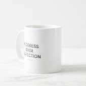 Moderne Typografie Fortschritt vor Perfektion Text Kaffeetasse (Vorderseite Links)