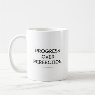 Moderne Typografie Fortschritt vor Perfektion Text Kaffeetasse