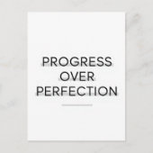 Moderne Typografie Fortschritt vor Perfektion Text Postkarte (Vorderseite)