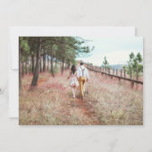 Moderne Typografie Foto Hochzeit Einladung (Rückseite)
