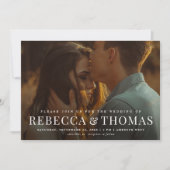 Moderne Typografie-Foto Hochzeit Einladung (Vorderseite)