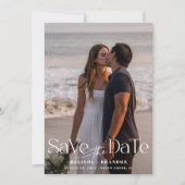 Moderne Typografie-Foto Hochzeit Save The Date (Vorderseite)