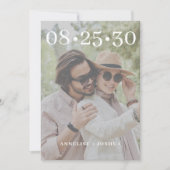 Moderne Typografie-Foto-Overlay-Hochzeit Save The Date (Vorderseite)