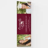 Moderne Typografie GLÜCKWUNSCH GRAD Foto Maroon Banner (Vertikal)