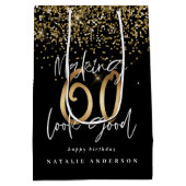 Moderne Typografie Gold Glitzer Chic 60. Geburtsta Mittlere Geschenktüte (Rückseite)
