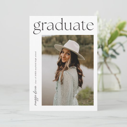 Moderne Typografie Graduate 2 Foto Abschluss Einladung (Stehend Vorderseite)