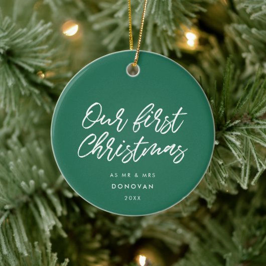 Moderne Typografie Grün unsere ersten Weihnachten Keramik Ornament (Baum)