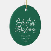 Moderne Typografie Grün unsere ersten Weihnachten Keramik Ornament (Rechts)