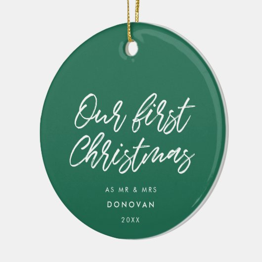 Moderne Typografie Grün unsere ersten Weihnachten Keramik Ornament (Links)