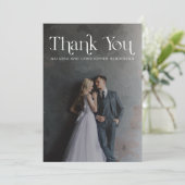 Moderne Typografie-Headline-Foto-Hochzeit Dankeskarte (Stehend Vorderseite)