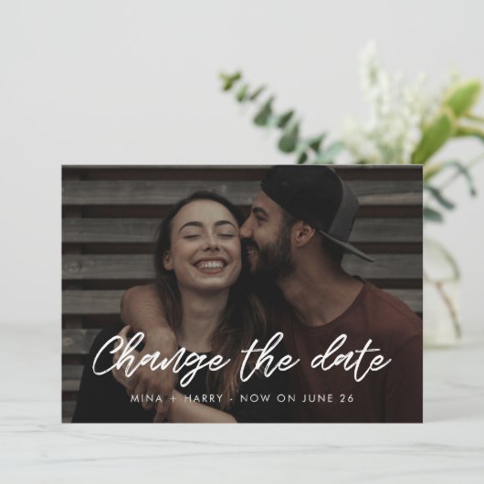 Moderne Typografie Hochzeit Ändern Sie das Datum Ankündigung (Stehend Vorderseite)