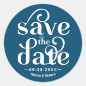 Moderne Typografie-Hochzeit rettet das Datum Runder Aufkleber (Vorderseite)