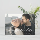 Moderne Typografie Hochzeit Rettete das neue Datum Ankündigung (Stehend Vorderseite)