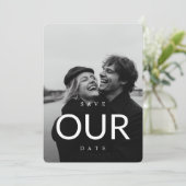 Moderne Typografie-Hochzeiten retten das Date-Foto Einladung (Stehend Vorderseite)