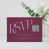 Moderne Typografie Hochzeits-QR-Code Cranberry RSVP Karte (Stehend Vorderseite)