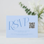 Moderne Typografie Hochzeits-QR-Code Eisblau RSVP Karte (Stehend Vorderseite)