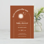 Moderne Typografie kommt hier zur Son Baby Dusche Einladung (Stehend Vorderseite)